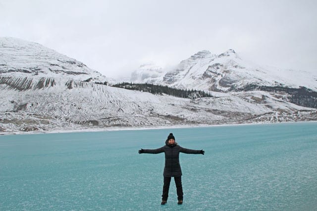chica en un lago helado en Canadá